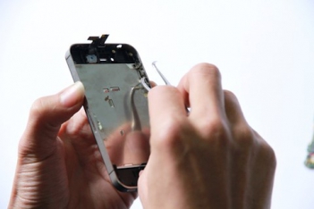 Mổ xẻ iPhone 4S siêu nhái với màn hình Retina có lồng thép bảo vệ - Mạng làm giàu